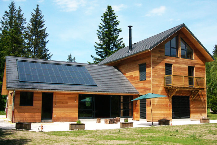 Maison moderne avec panneaux solaires