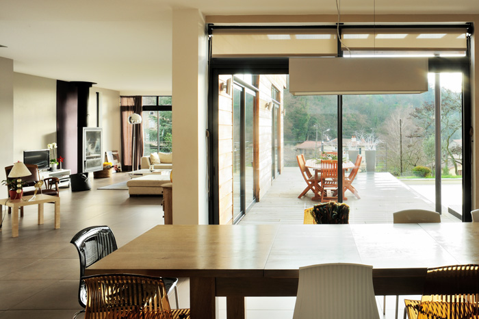 Intérieur lumineux et extérieur d'une maison moderne