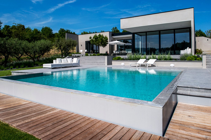 Maison contemporaine avec piscine et végétation