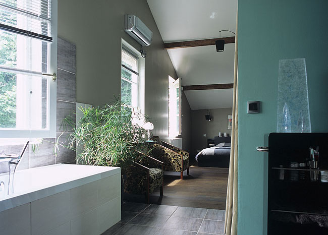 Salle de bain ouverte sur une chambre