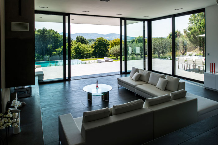 Salle de séjour vitrée sur un jardin et une belle vue