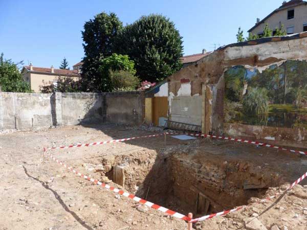 La cave dégagée avant le creusement des fouilles pour les fondations