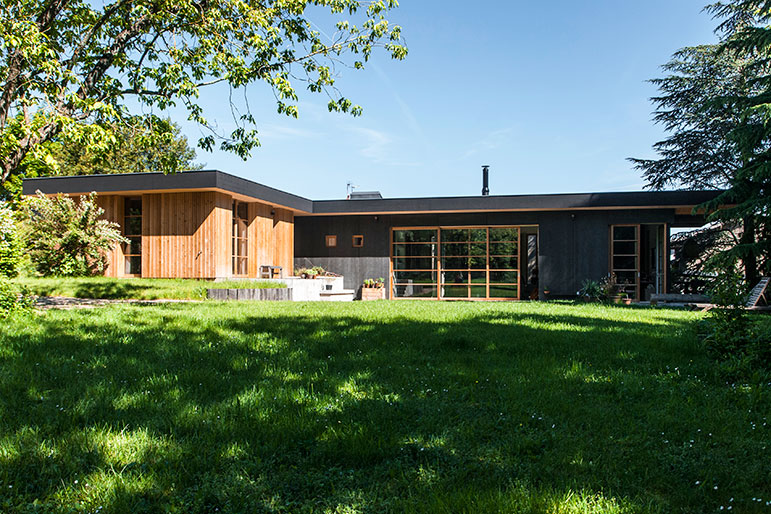 Maison contemporaine dans un parc