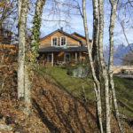 Maison sur terrain pentu à la montagne