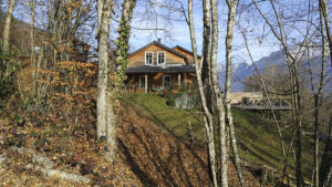 Maison sur terrain pentu à la montagne