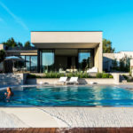 Maison contemporaine avec piscine à débordement