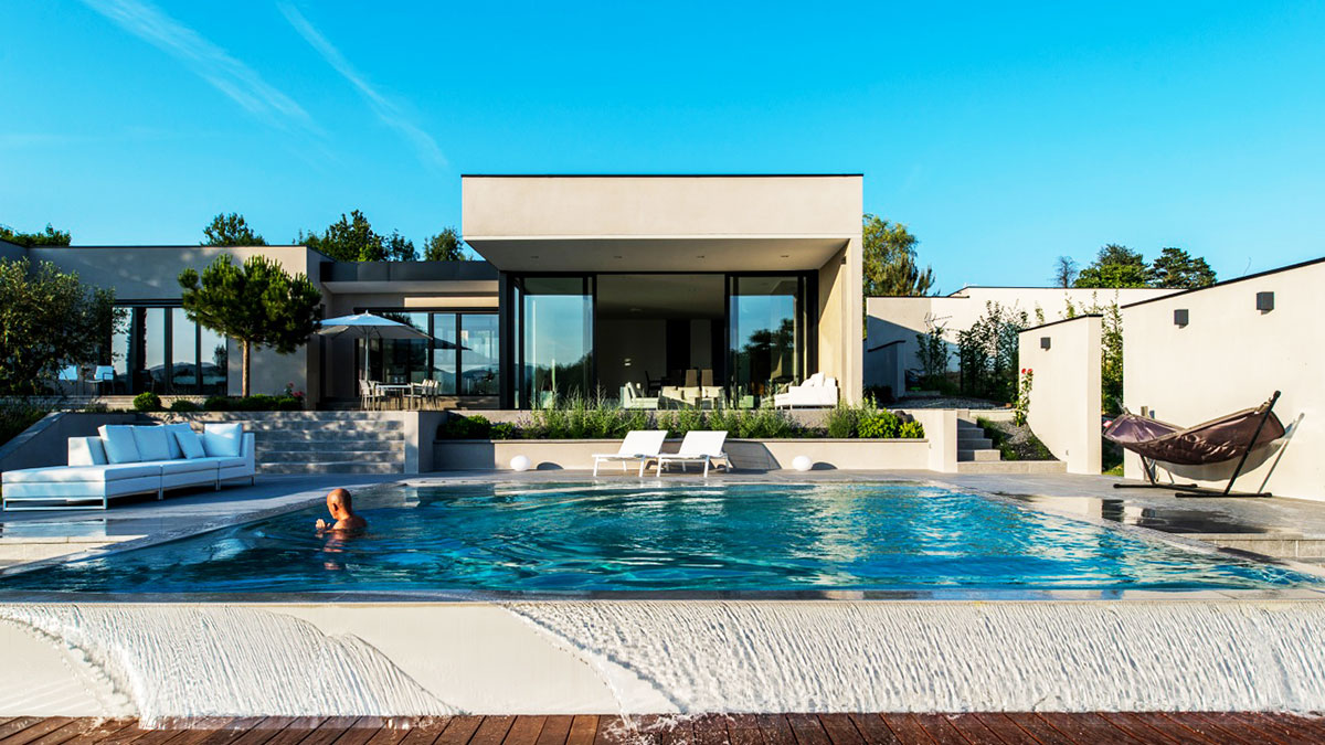 Maison contemporaine avec piscine à débordement