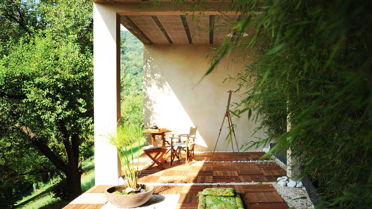 Maison écologique avec terrasse et bambous