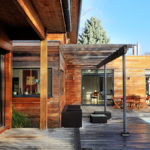 Maison avec terrasse, auvent et façade en bois