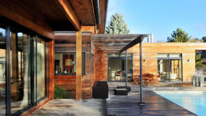 Maison avec terrasse, auvent et façade en bois