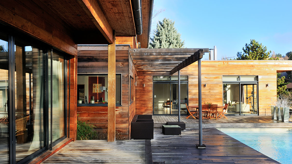Maison avec terrasse, auvent et façade en bois